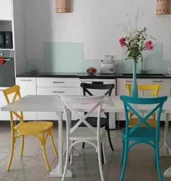 Vue de la cuisine avec table à manger au premier plan