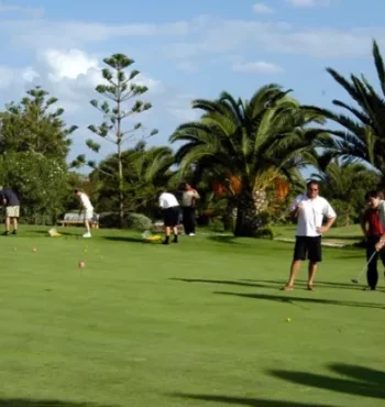 Golfeurs jouant sur le Golf Yasmine à Hammamet