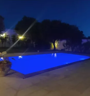Piscine illuminée de nuit avec lumière bleue