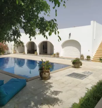 Vue villa depuis le jardin avec la piscine devant