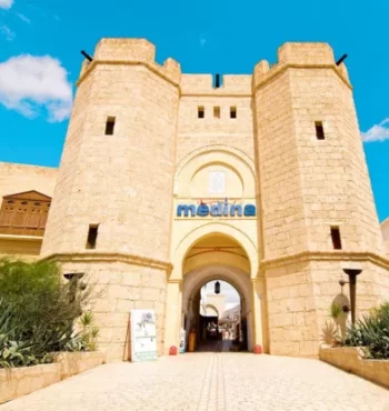 Vue de l'entrée de la médina de Yasmine Hammamet